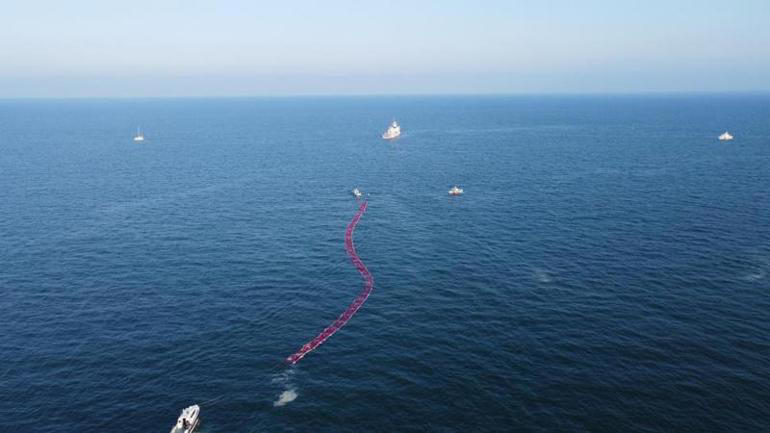 deniz yüzeyinde hayran bırakan görüntü! 1 kilometre uzunluğunda türk bayrağı açıldı