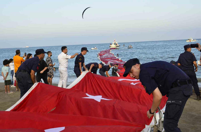 deniz yüzeyinde 1 kilometre uzunluğunda türk bayrağı açıldı