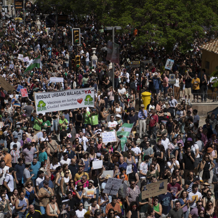 tausende protestieren gegen massentourismus in málaga