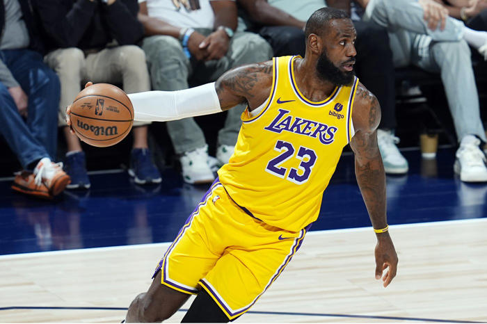 lebron james intends to sign a new deal with the lakers, ap source says