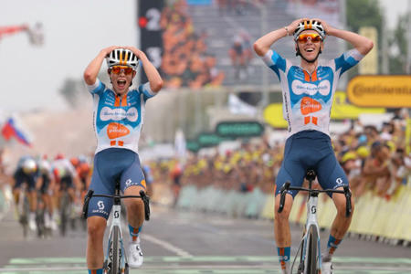 Tour de France: Romain Bardet steals the show on stage 1 as Van den Broek helps power DSM-Firmenich-PostNL to first maillot jaune<br><br>