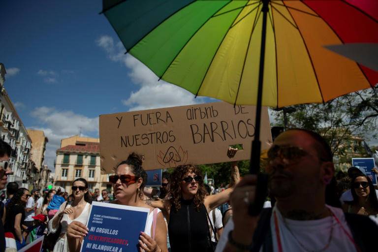 tausende spanier protestieren gegen massentourismus in andalusien