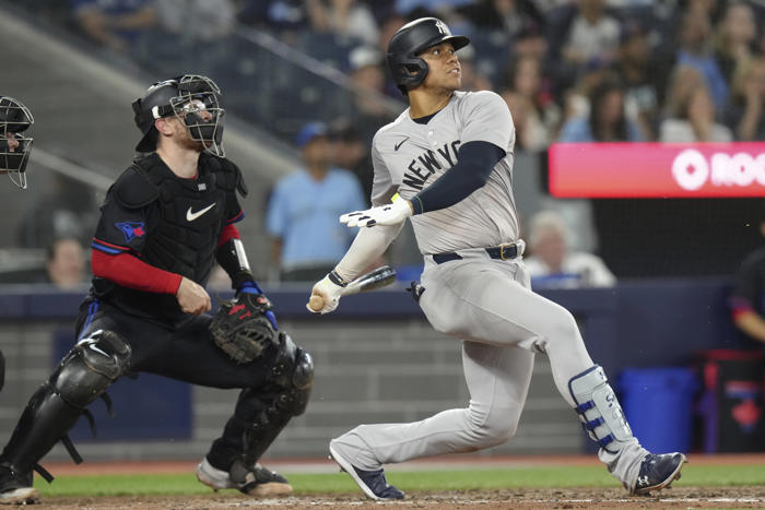 yankees' juan soto sits out loss to blue jays because of bruised right hand