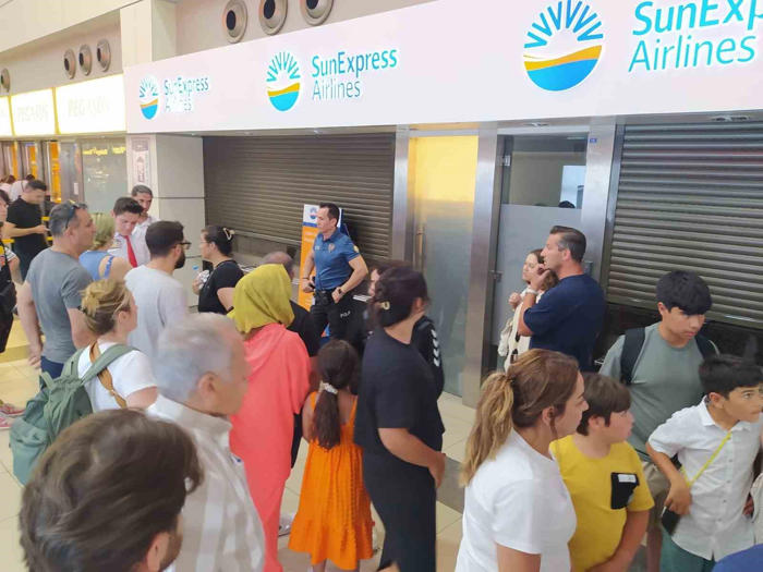 antalya havalimanı’nda yolcular uçak seferleri aksayan firmanın ofisini bastı