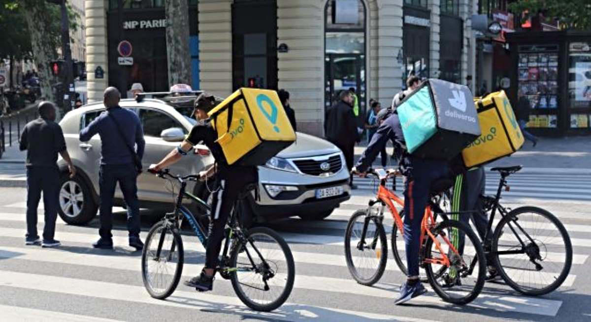 la dgt quiere obligar a los 'riders' a llevar chaleco reflectante en patinete, bici o moto
