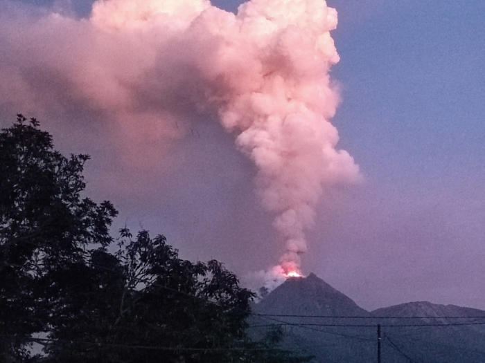 vulkan lewotobi laki-laki brach gleich zweimal aus