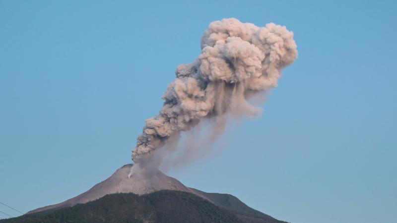 les images impressionnantes d’un volcan en éruption en indonésie (vidéo)