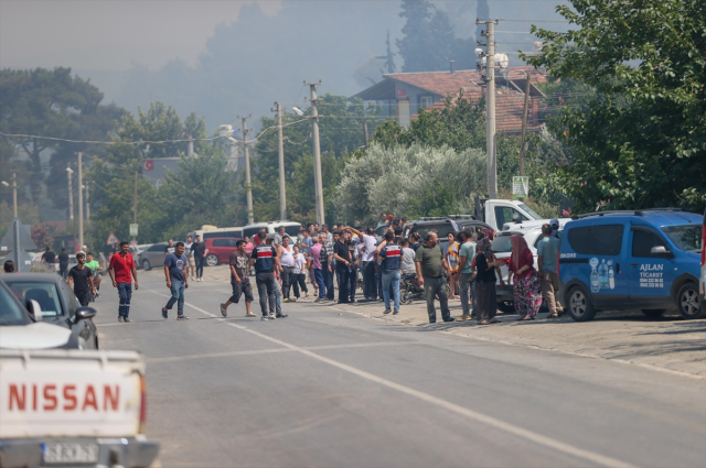 alevlerin tehdit ettiği mahalle boşaltıldı, kara yolu trafiğe kapatıldı