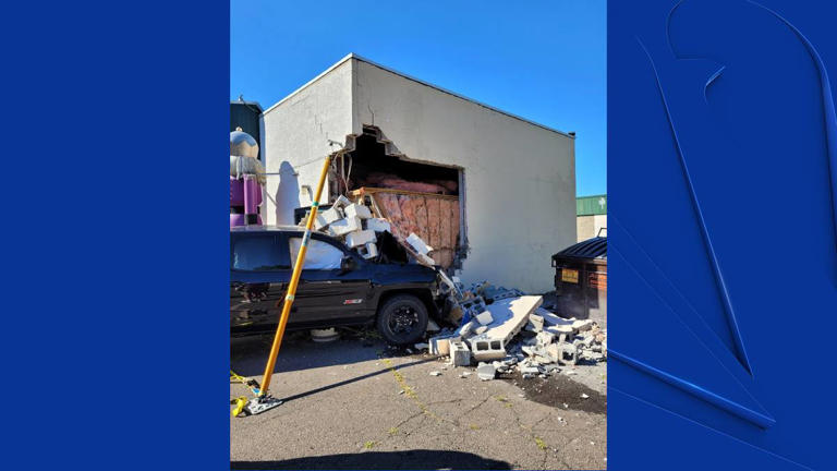 vehicle-crashes-into-building-on-berlin-turnpike-in-wethersfield
