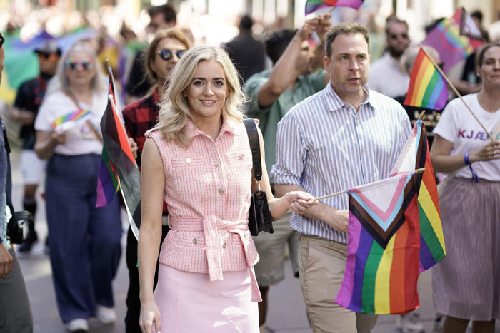 pride-paraden i oslo – folkehav med regnbueflagg