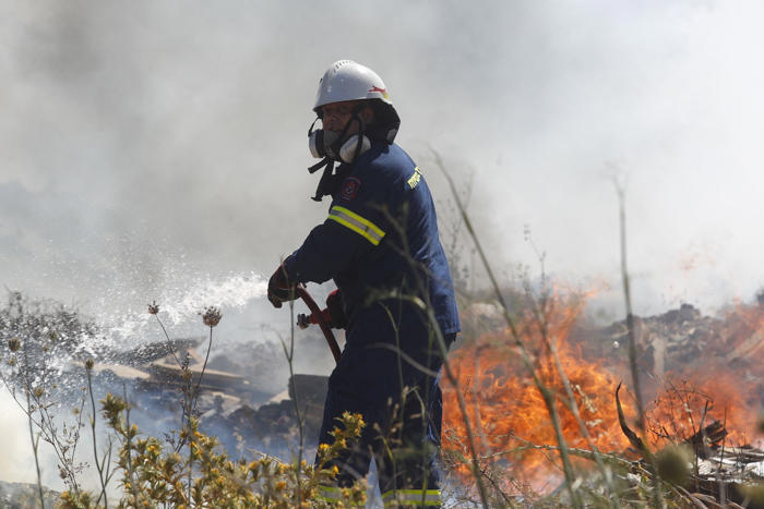 ny skovbrand nær athen udløser varsel om mulig evakuering