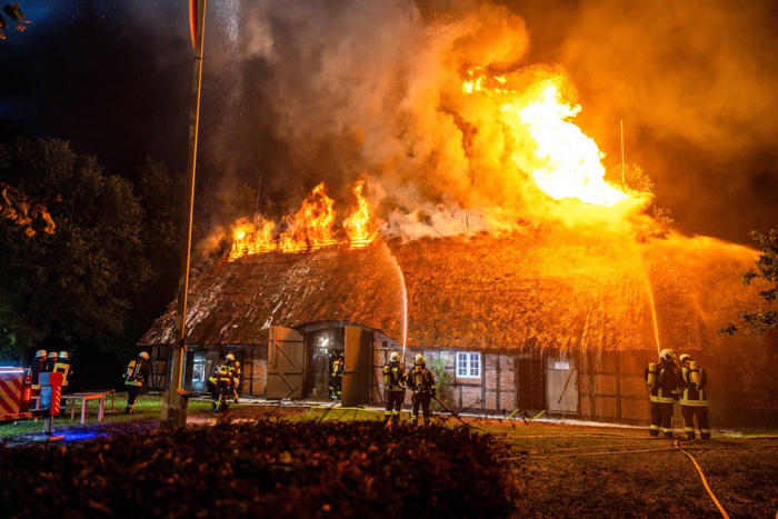 reetgedeckte museumsgebäude niedergebrannt