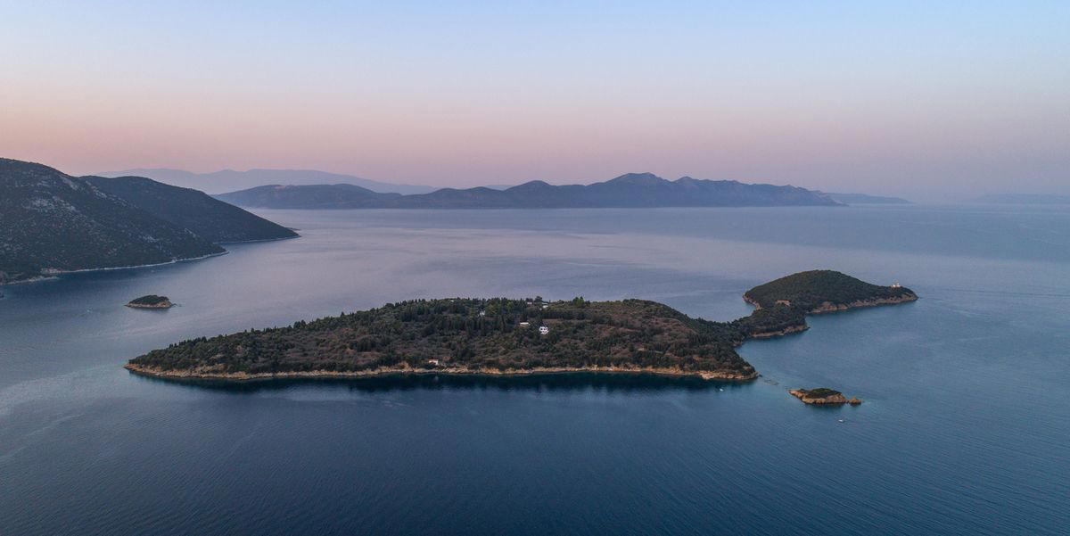 silver island, le sorelle che possiedono un'isola in grecia