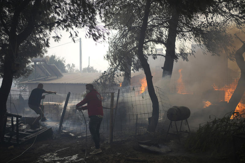 severně od atén vypukl požár, s plameny bojují stovky hasičů