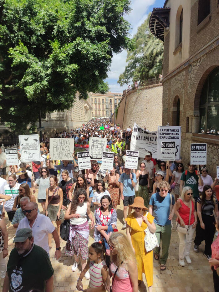 διαδηλώσεις κατά του υπερτουρισμού στην ισπανία: «ένας ακόμη τουρίστας, ένας λιγότερος γείτονας»