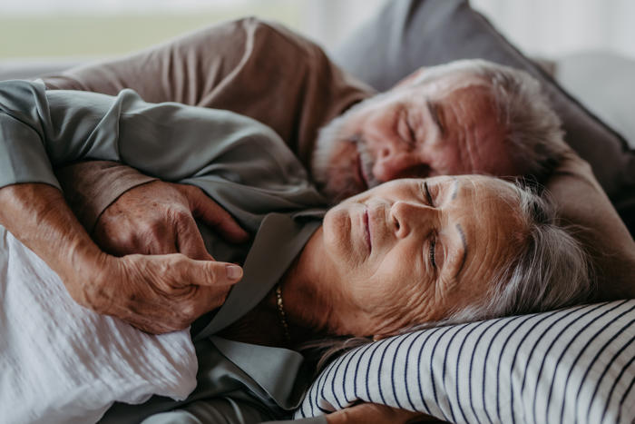 los científicos determinan lo que debe dormir una persona mayor de 50 años: ojo con las siestas