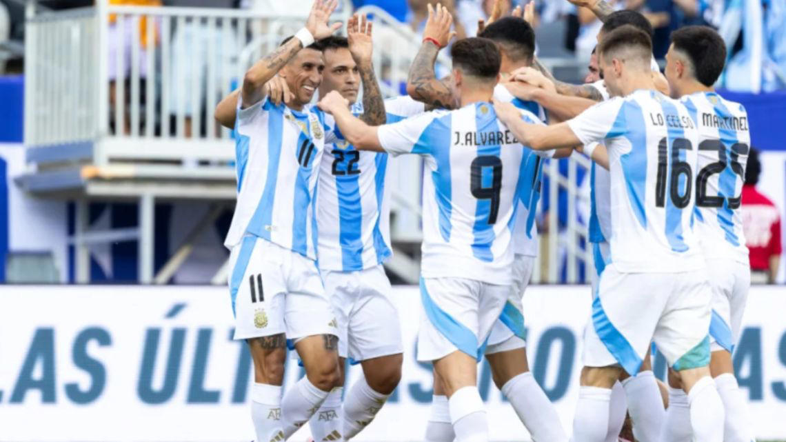 sin messi ni scaloni, la selección argentina cierra la fase de grupos ante perú: hora, tv y formaciones