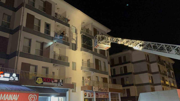 düzce’de bir binada yangın çıktı, 7 kişi merdivenle tahliye edildi