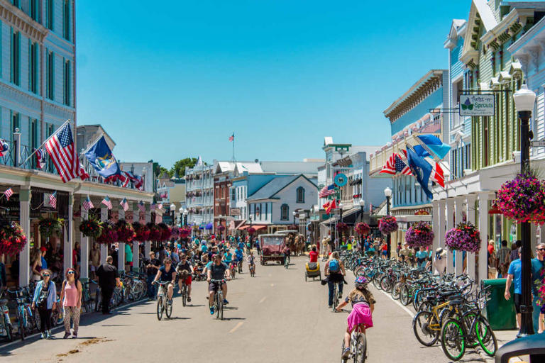 Mackinac Island, Michigan is the perfect family vacation or weekend getaway. Located at the northern tip of Michigan, this car-free island offers a variety of outdoor activities, fun tourist attractions, and many historical sites the whole family will love.
