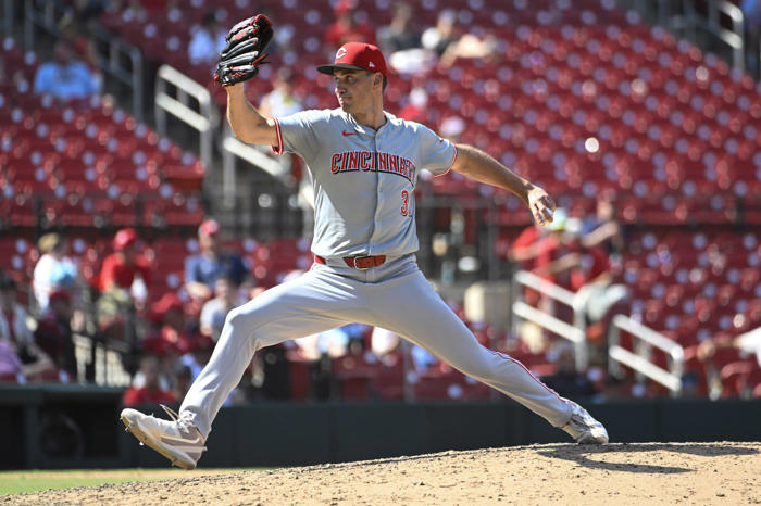 jonathan india collects 2 more hits as the cincinnati reds beat the st. louis cardinals 9-4