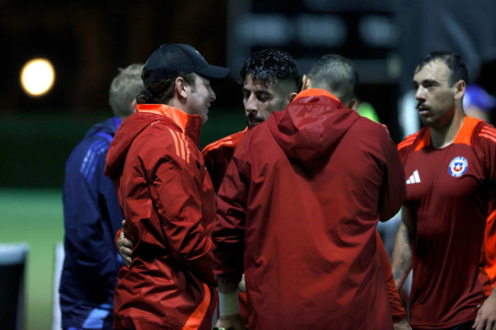 en la previa del crucial duelo con canadá: nicolás massú acude al entrenamiento de la roja para realizar una arenga