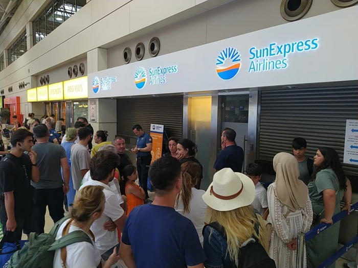 antalya havalimanı’nda yolcular uçak seferleri aksayan firmanın ofisini bastı