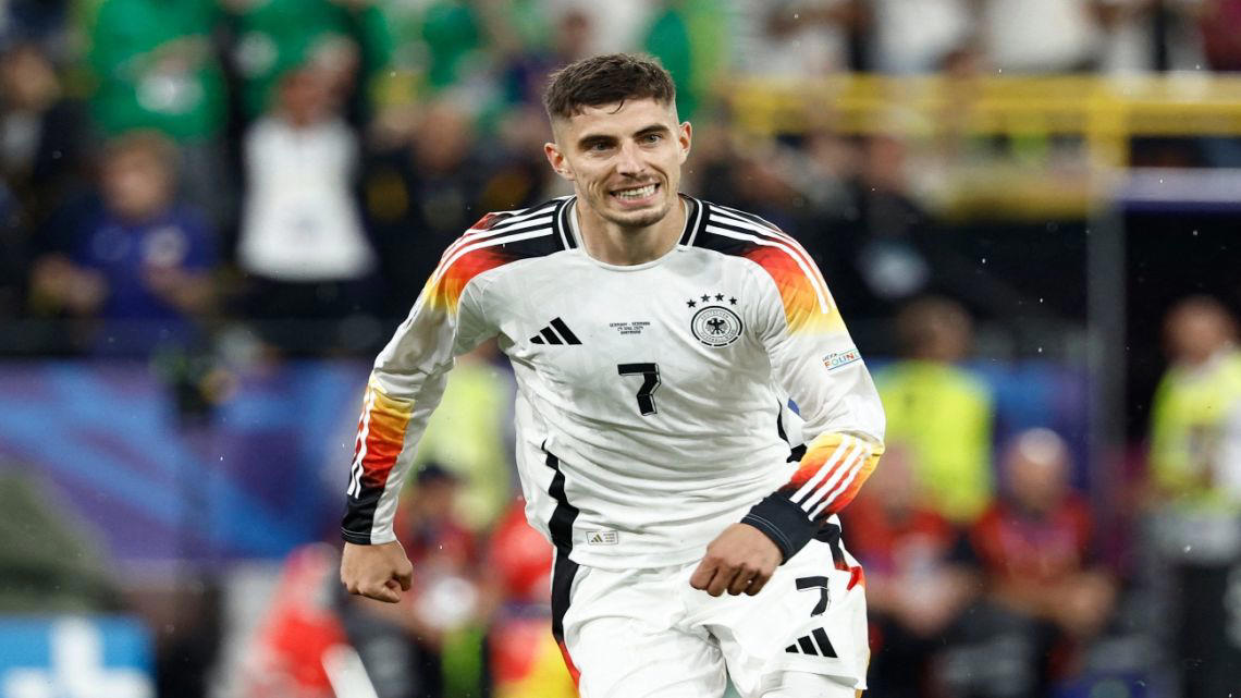 alemania le ganó a dinamarca 2 a 0 en medio de una tormenta feroz y pasó a cuartos en la eurocopa