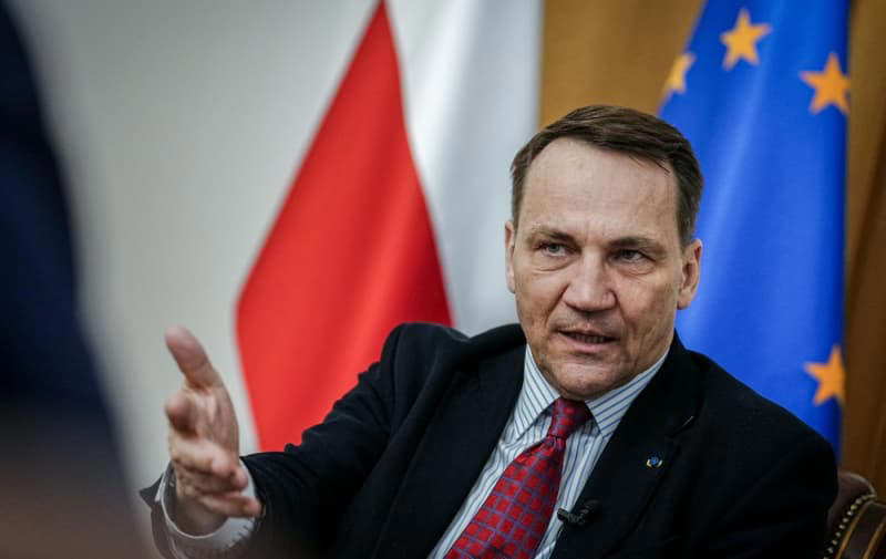 polish foreign minister tells what is needed to defeat putin
