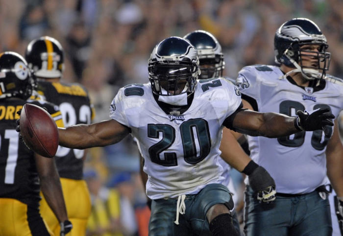 'couldn't stop crying!' relive brian dawkins' emotional eagles return - video
