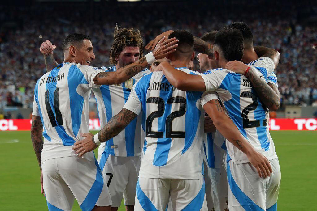 argentina venció 2-0 a perú y cierra una fase de grupos perfecta