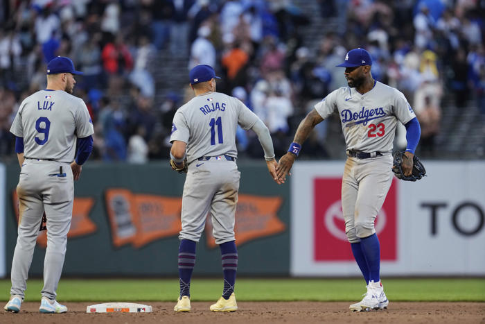 will smith's double ignites seven-run 11th inning as the dodgers beat the giants 14-7