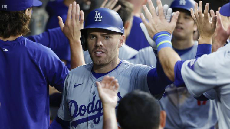 dodgers use massive extra inning rally to grab win over giants