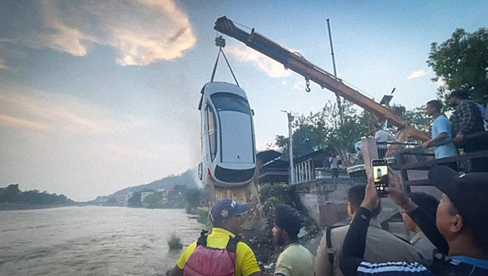 android, watch: cars swept away in haridwar as sukhi river floods amid heavy rains