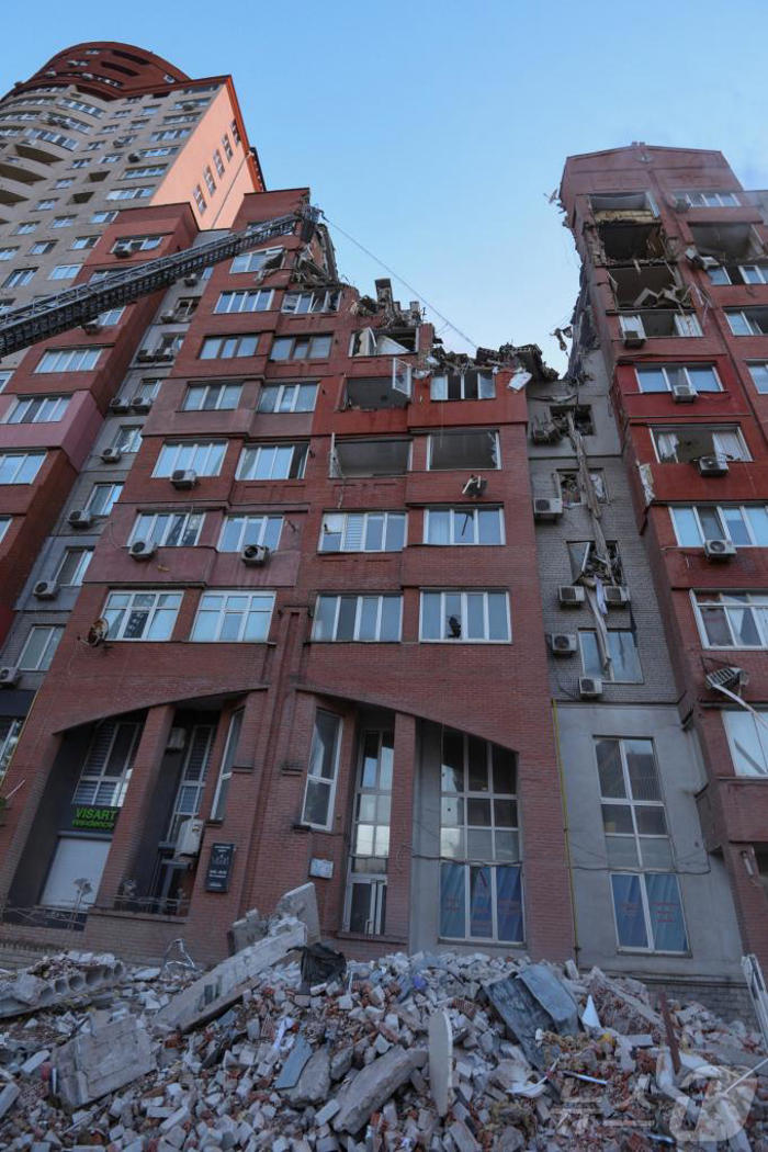 [사진] 러 미사일 포격 받아 허물어진 드니프로의 아파트