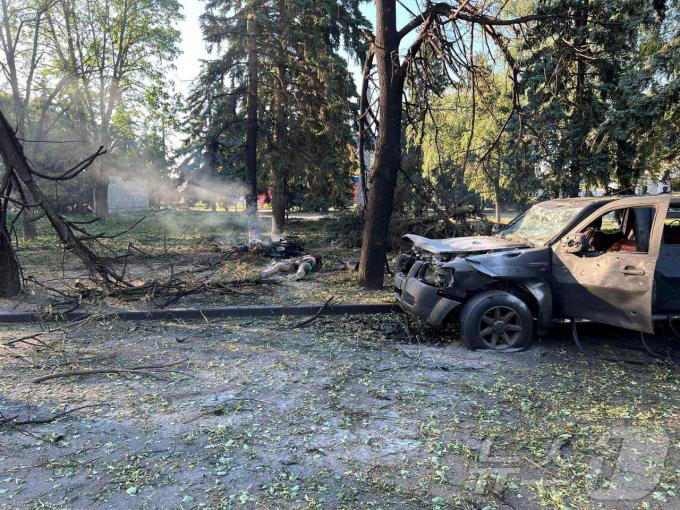 [사진] 러 미사일 포격에 숨진 우크라 주민과 파손된 차량