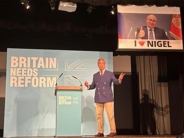 英國改革黨領袖演講 被「普丁愛法拉吉」橫幅打斷