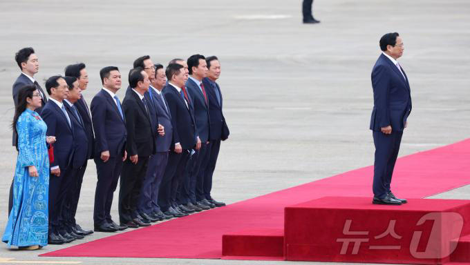[사진] 사열하는 팜 민 찐 베트남 총리