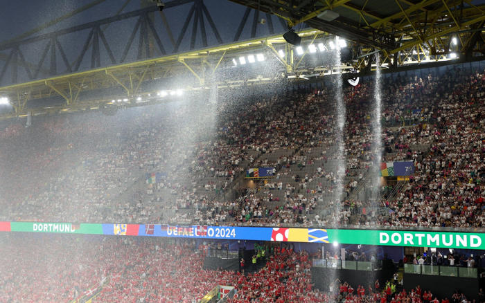 battle of the waterfalls: old trafford vs bvb stadion – which one comes out on top?