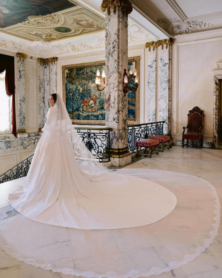 Olivia Culpo duyên dáng trong bộ váy cưới kiểu cổ điển. Ảnh: Vogue