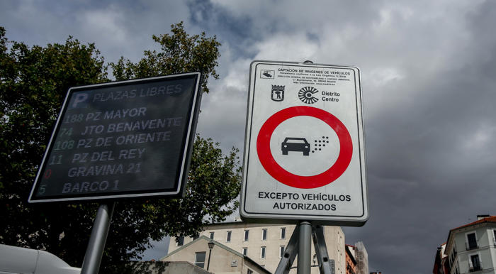 cómo evitar multas: guía para conducir por madrid a partir de julio 2024 en función de la pegatina de cada coche