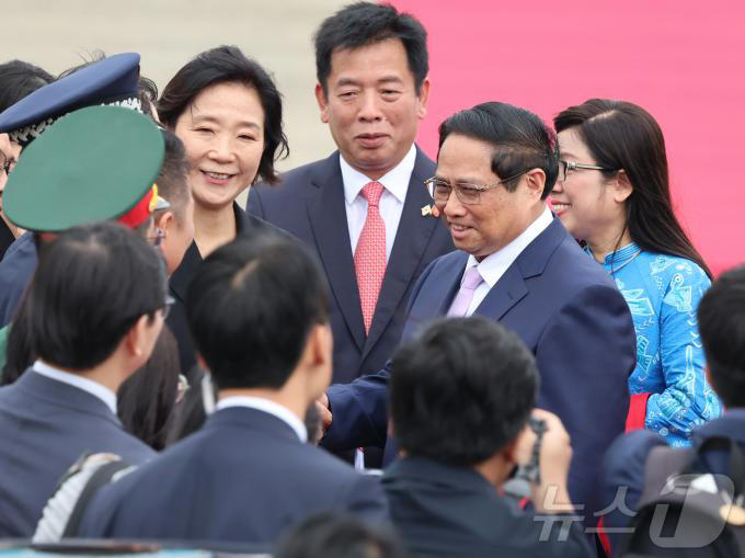 [사진] 오영주 장관과 대화 나누는 베트남 총리