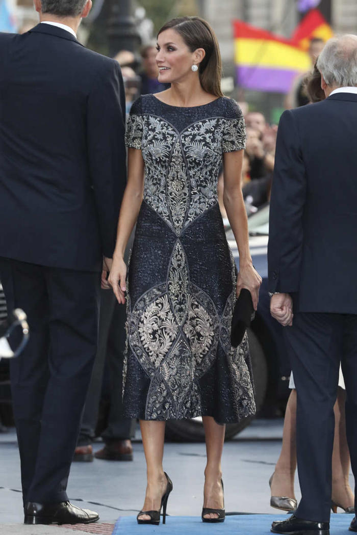 los 5 vestidos joya de la reina letizia: los looks menos sobrios y con más brillo, lentejuelas y pedrería
