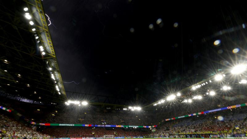 allemagne-danemark : un homme est monté sur le toit du stade pendant la rencontre (photo)