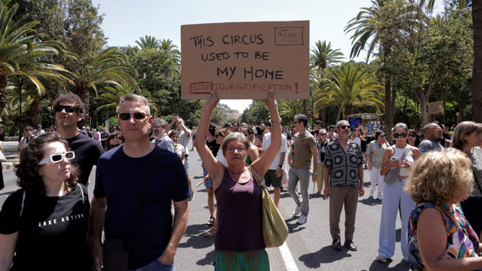 spanien: tausende demonstrieren gegen gestiegene mieten und den einfluss des tourismus