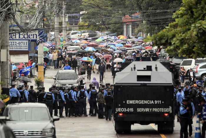 opositores marchan bajo la lluvia en honduras contra el gobierno y el foro de são paulo