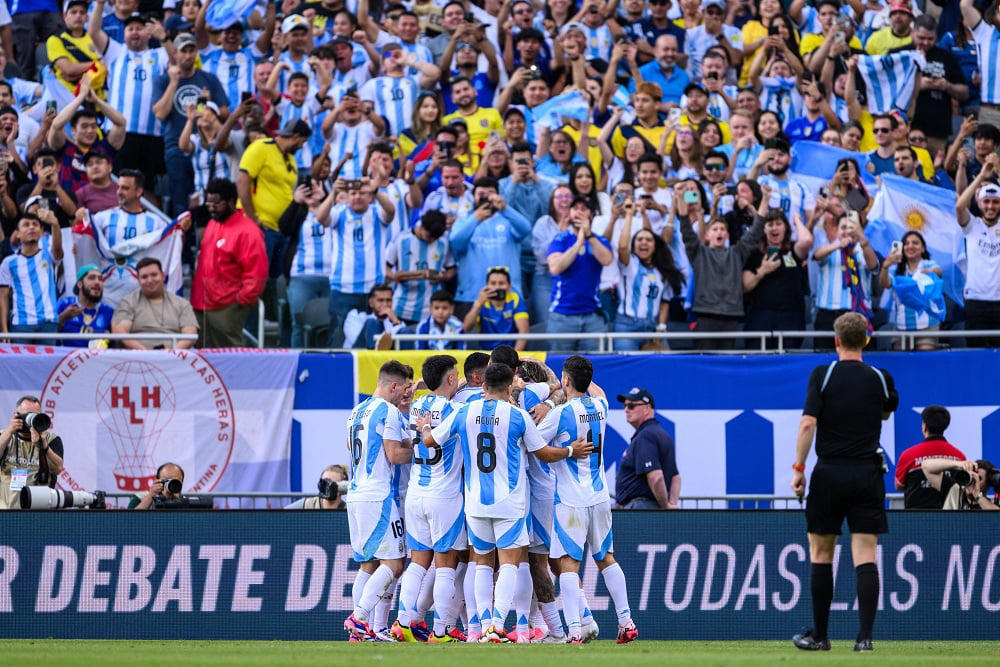 hasil argentina vs peru: duet maut martinez-di maria bikin albiceleste menang 2-0