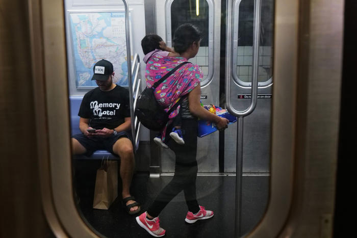 el metro de nueva york se llena de vendedoras ambulantes: el único “trabajo” al que pueden llevar a sus hijos