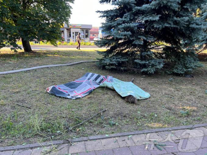 [사진] 러 미사일 포격 받아 숨진 우크라 빌니안스크 주민