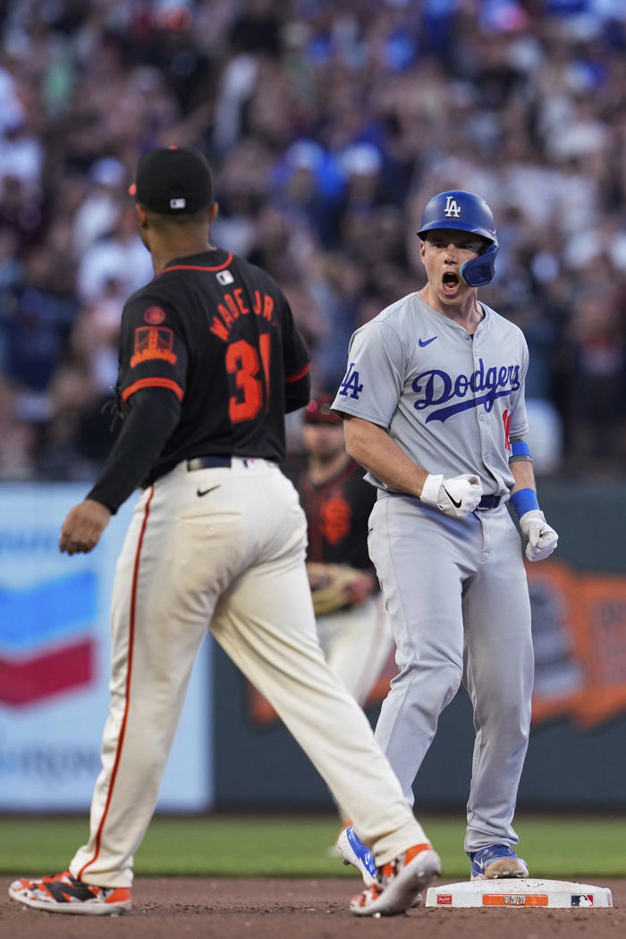 will smith's double ignites seven-run 11th inning as the dodgers beat the giants 14-7