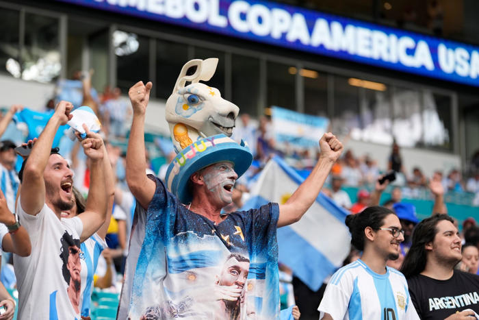 argentinien gewinnt auch drittes gruppenspiel gegen peru